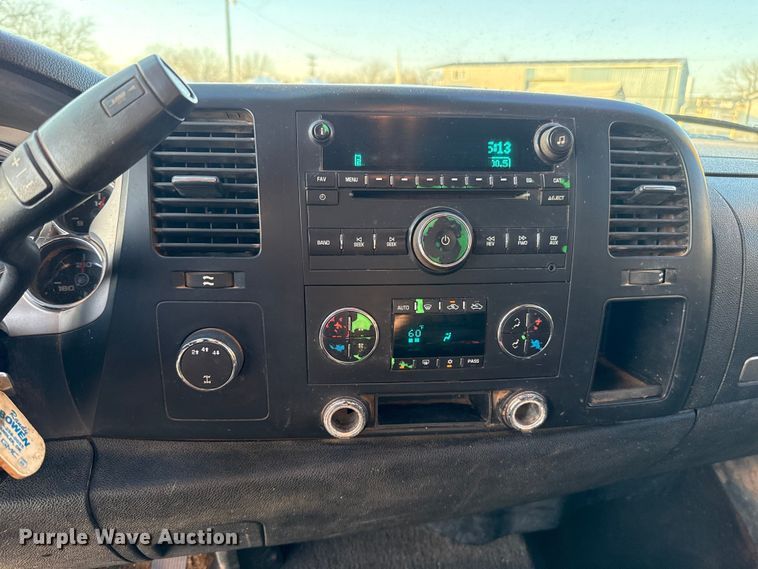 image for item ES5794 2007 Chevrolet Silverado 2500HD Ext. Cab flatbed pickup truck