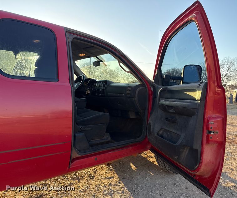 image for item ES5794 2007 Chevrolet Silverado 2500HD Ext. Cab flatbed pickup truck