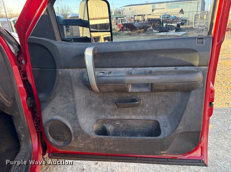 image for item ES5794 2007 Chevrolet Silverado 2500HD Ext. Cab flatbed pickup truck