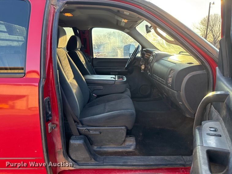 image for item ES5794 2007 Chevrolet Silverado 2500HD Ext. Cab flatbed pickup truck