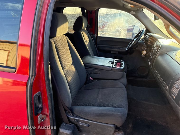 image for item ES5794 2007 Chevrolet Silverado 2500HD Ext. Cab flatbed pickup truck