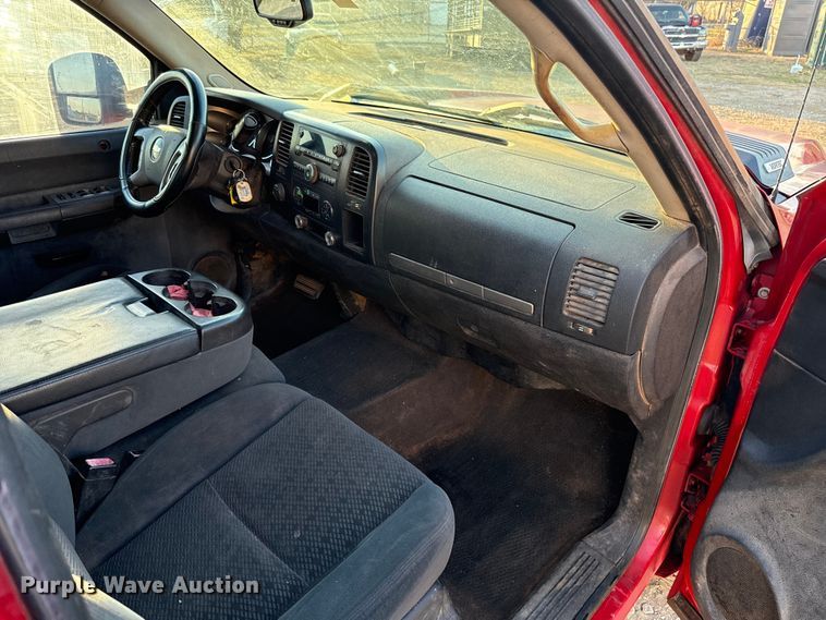 image for item ES5794 2007 Chevrolet Silverado 2500HD Ext. Cab flatbed pickup truck