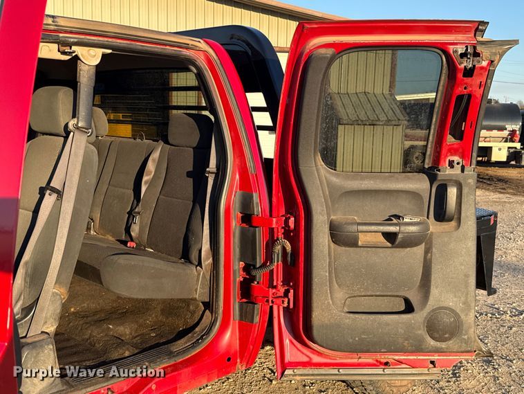 image for item ES5794 2007 Chevrolet Silverado 2500HD Ext. Cab flatbed pickup truck