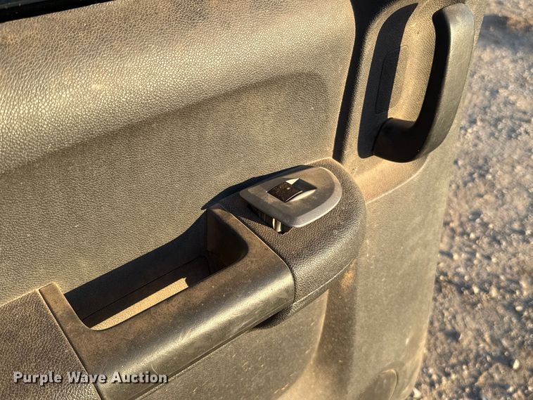 image for item ES5794 2007 Chevrolet Silverado 2500HD Ext. Cab flatbed pickup truck