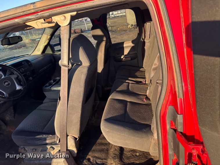 image for item ES5794 2007 Chevrolet Silverado 2500HD Ext. Cab flatbed pickup truck