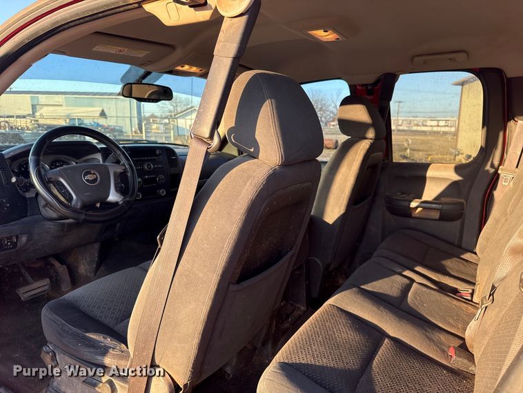 image for item ES5794 2007 Chevrolet Silverado 2500HD Ext. Cab flatbed pickup truck