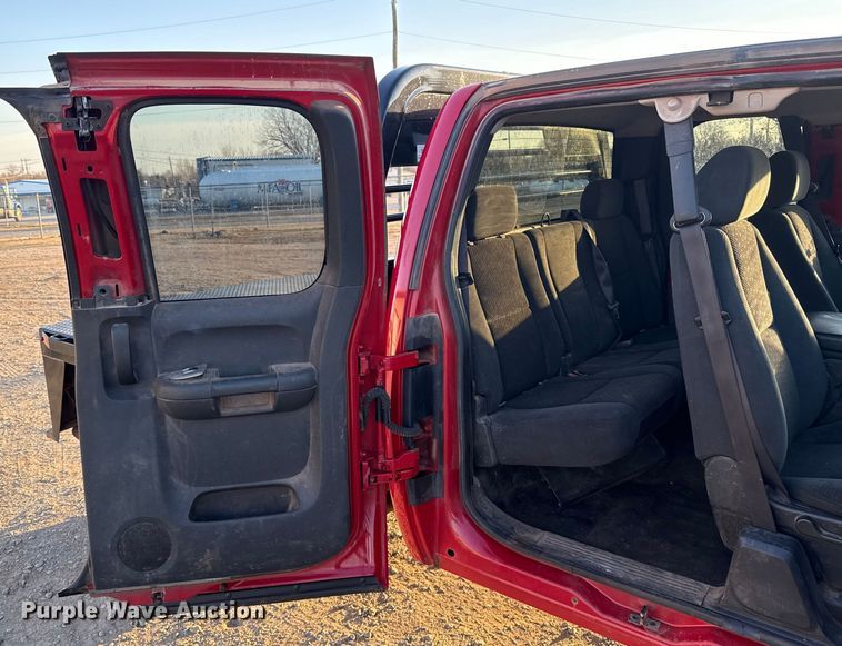 image for item ES5794 2007 Chevrolet Silverado 2500HD Ext. Cab flatbed pickup truck