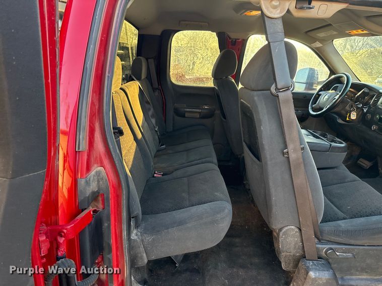 image for item ES5794 2007 Chevrolet Silverado 2500HD Ext. Cab flatbed pickup truck