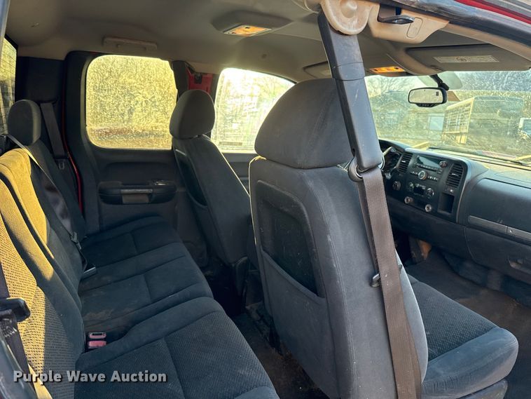 image for item ES5794 2007 Chevrolet Silverado 2500HD Ext. Cab flatbed pickup truck