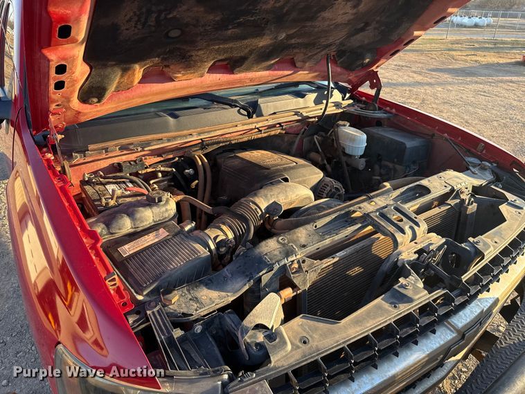 image for item ES5794 2007 Chevrolet Silverado 2500HD Ext. Cab flatbed pickup truck