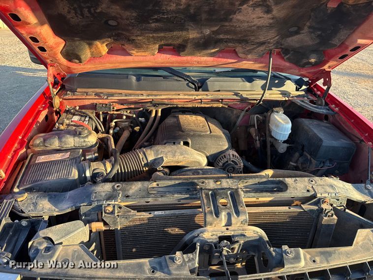 image for item ES5794 2007 Chevrolet Silverado 2500HD Ext. Cab flatbed pickup truck