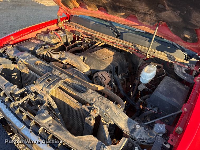 image for item ES5794 2007 Chevrolet Silverado 2500HD Ext. Cab flatbed pickup truck