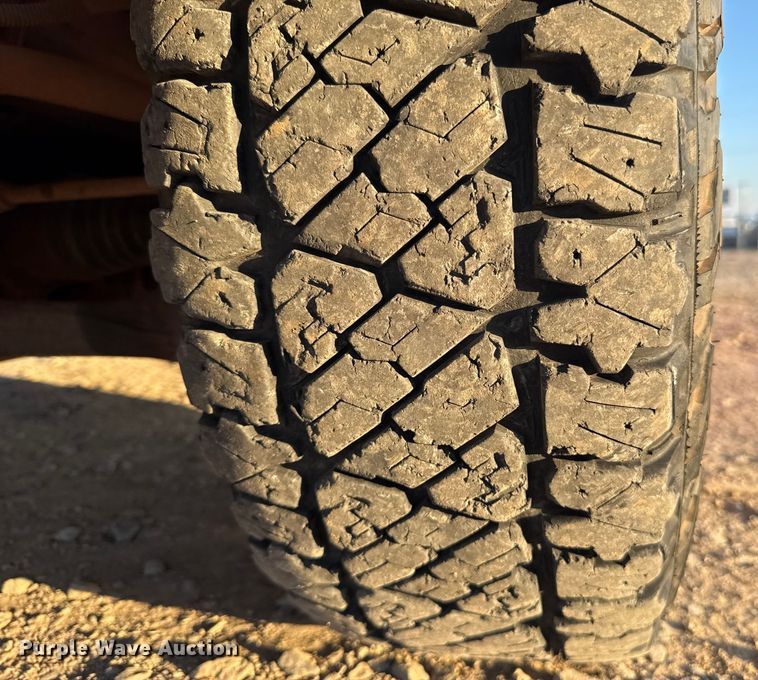 image for item ES5794 2007 Chevrolet Silverado 2500HD Ext. Cab flatbed pickup truck