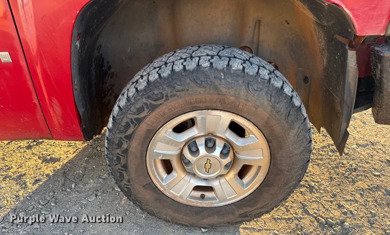 image for item ES5794 2007 Chevrolet Silverado 2500HD Ext. Cab flatbed pickup truck