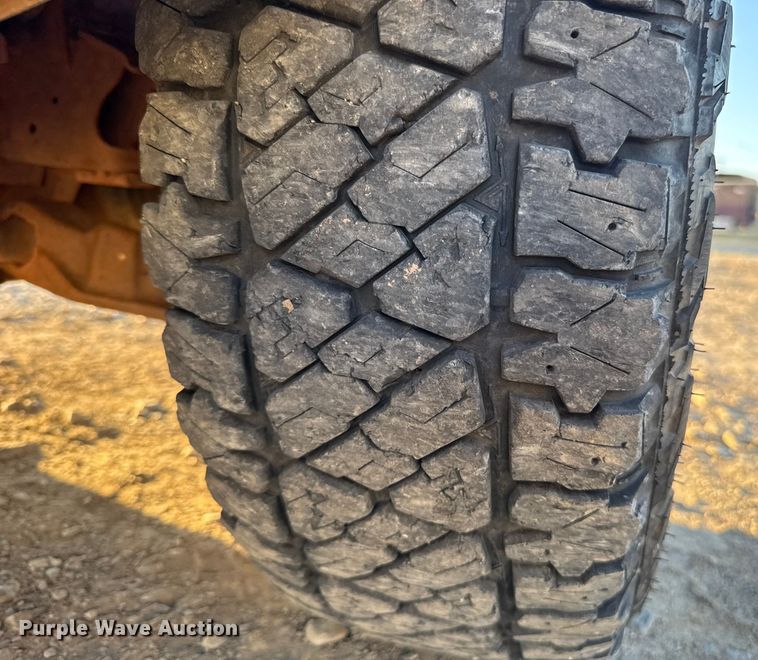 image for item ES5794 2007 Chevrolet Silverado 2500HD Ext. Cab flatbed pickup truck