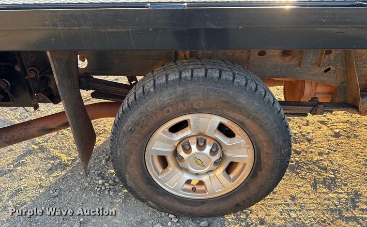 image for item ES5794 2007 Chevrolet Silverado 2500HD Ext. Cab flatbed pickup truck