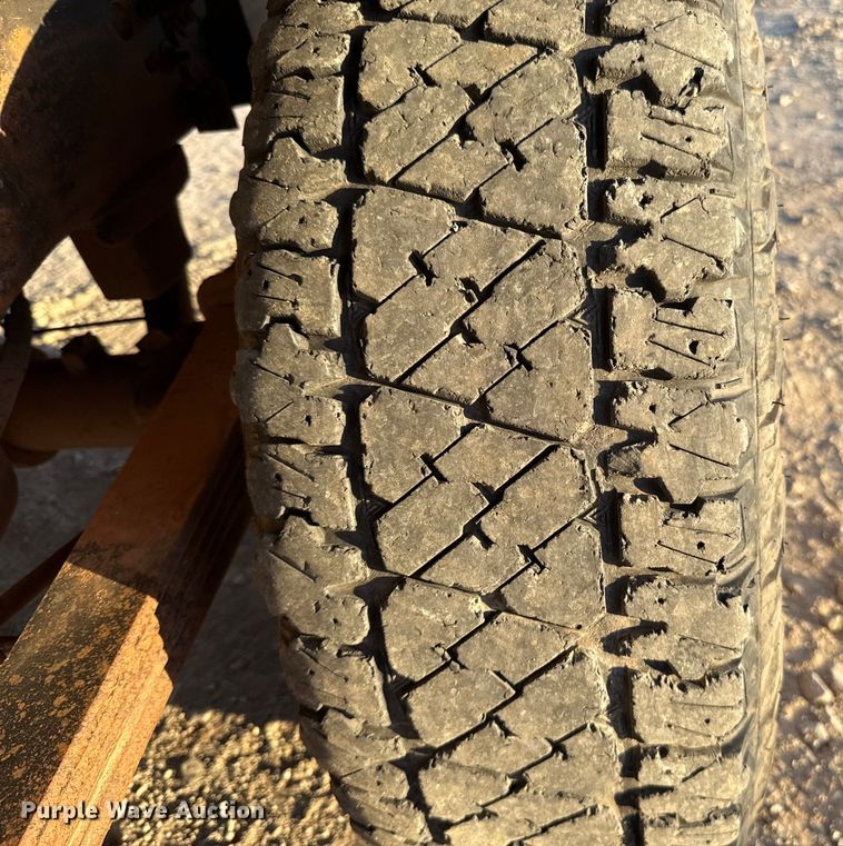 image for item ES5794 2007 Chevrolet Silverado 2500HD Ext. Cab flatbed pickup truck