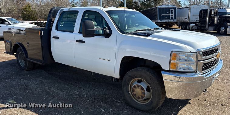 image for item ES8545 2013 Chevrolet Silverado 3500HD Crew Cab flatbed pickup truck