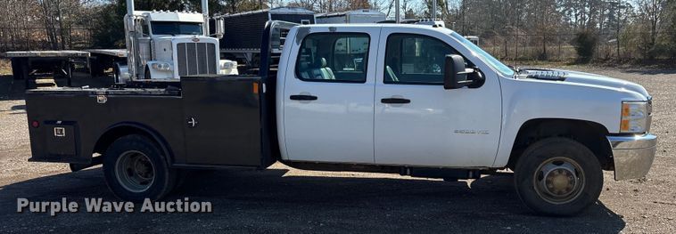 image for item ES8545 2013 Chevrolet Silverado 3500HD Crew Cab flatbed pickup truck