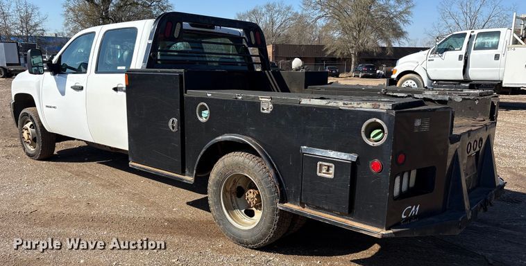 image for item ES8545 2013 Chevrolet Silverado 3500HD Crew Cab flatbed pickup truck