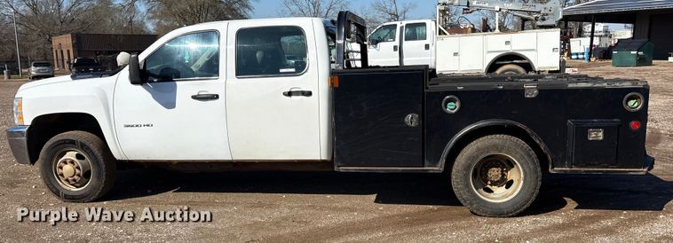 image for item ES8545 2013 Chevrolet Silverado 3500HD Crew Cab flatbed pickup truck