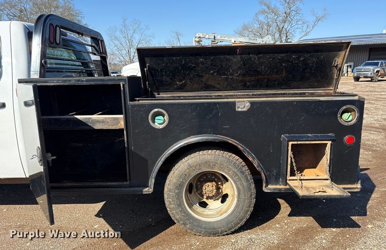 image for item ES8545 2013 Chevrolet Silverado 3500HD Crew Cab flatbed pickup truck