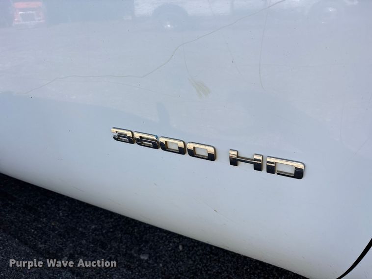 image for item ES8545 2013 Chevrolet Silverado 3500HD Crew Cab flatbed pickup truck