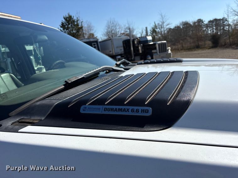 image for item ES8545 2013 Chevrolet Silverado 3500HD Crew Cab flatbed pickup truck