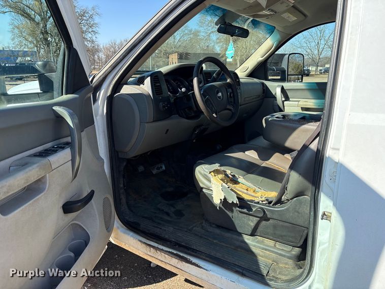 image for item ES8545 2013 Chevrolet Silverado 3500HD Crew Cab flatbed pickup truck