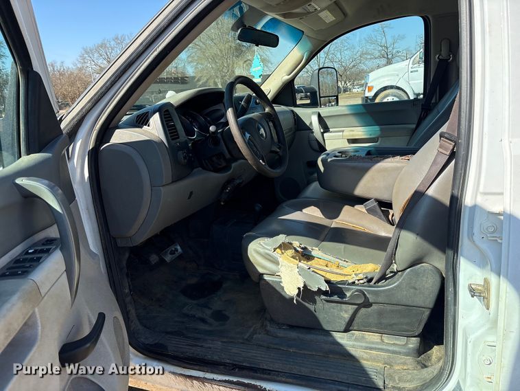 image for item ES8545 2013 Chevrolet Silverado 3500HD Crew Cab flatbed pickup truck