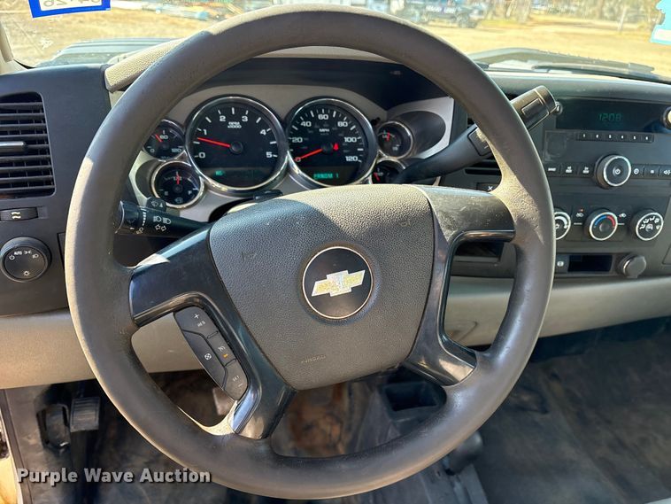 image for item ES8545 2013 Chevrolet Silverado 3500HD Crew Cab flatbed pickup truck