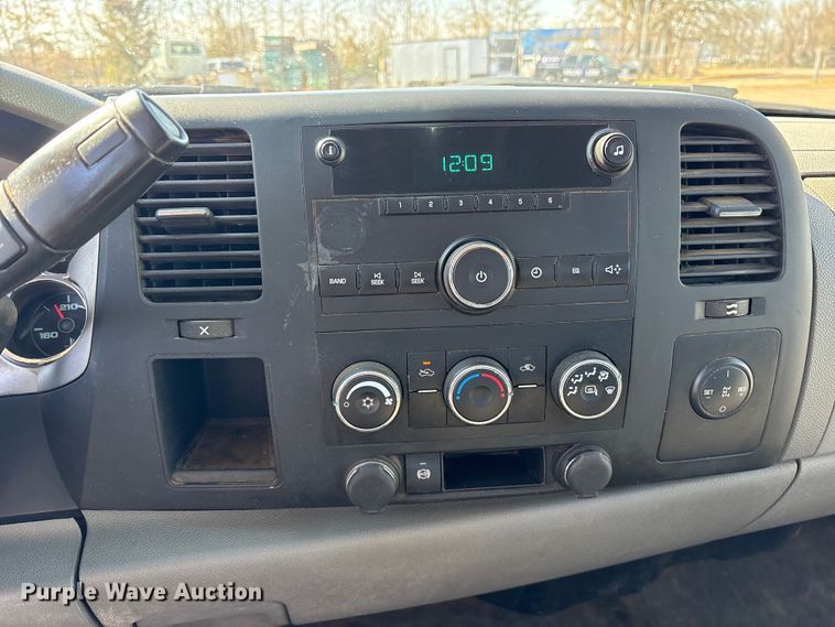 image for item ES8545 2013 Chevrolet Silverado 3500HD Crew Cab flatbed pickup truck