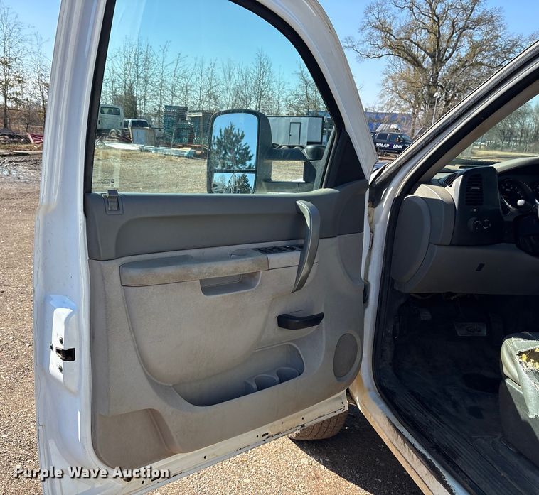 image for item ES8545 2013 Chevrolet Silverado 3500HD Crew Cab flatbed pickup truck