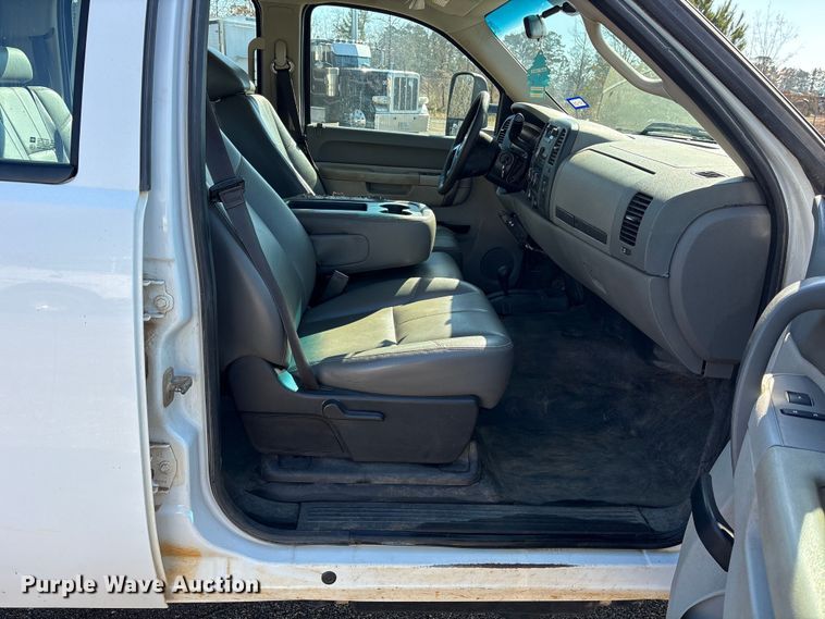 image for item ES8545 2013 Chevrolet Silverado 3500HD Crew Cab flatbed pickup truck