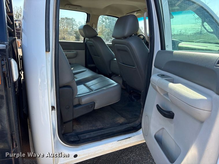 image for item ES8545 2013 Chevrolet Silverado 3500HD Crew Cab flatbed pickup truck