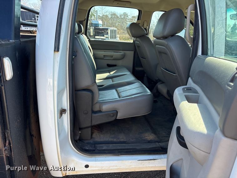 image for item ES8545 2013 Chevrolet Silverado 3500HD Crew Cab flatbed pickup truck