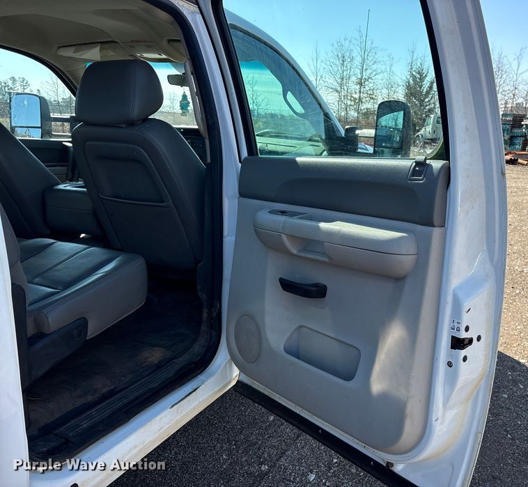 image for item ES8545 2013 Chevrolet Silverado 3500HD Crew Cab flatbed pickup truck