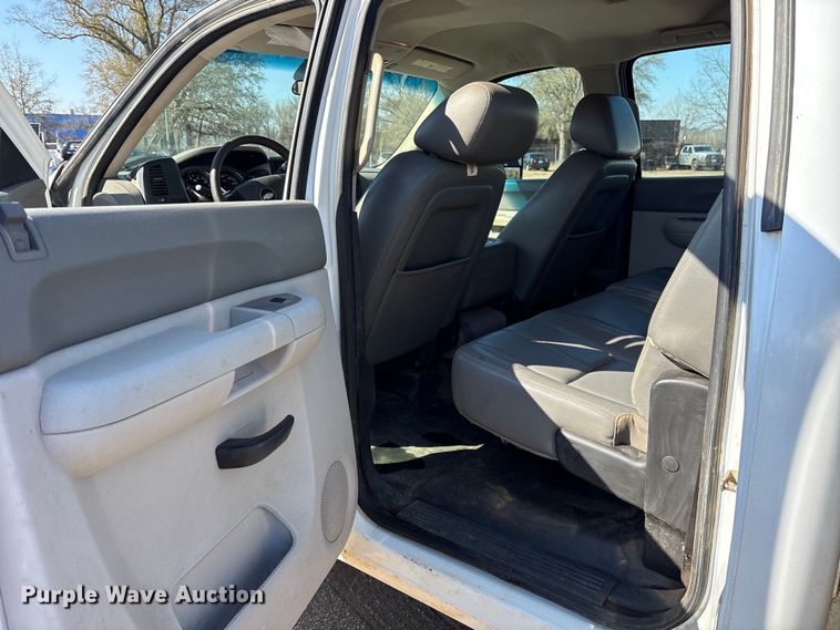 image for item ES8545 2013 Chevrolet Silverado 3500HD Crew Cab flatbed pickup truck