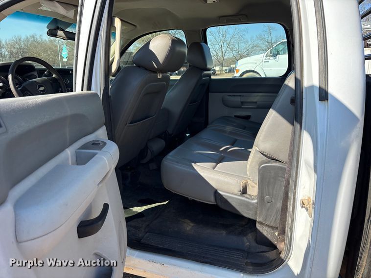 image for item ES8545 2013 Chevrolet Silverado 3500HD Crew Cab flatbed pickup truck