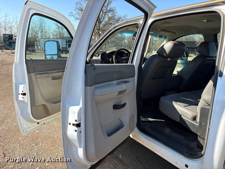 image for item ES8545 2013 Chevrolet Silverado 3500HD Crew Cab flatbed pickup truck