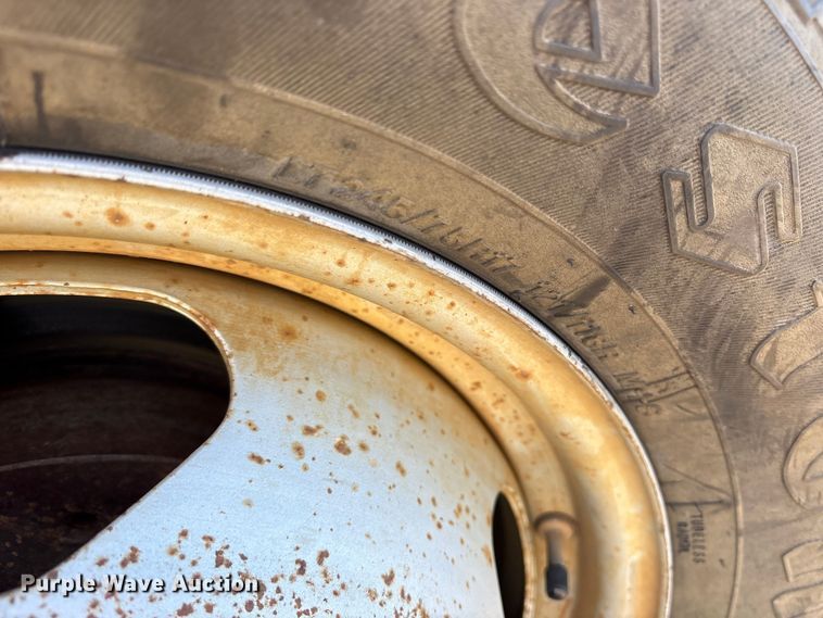 image for item ES8545 2013 Chevrolet Silverado 3500HD Crew Cab flatbed pickup truck