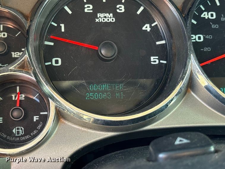 image for item ES8545 2013 Chevrolet Silverado 3500HD Crew Cab flatbed pickup truck