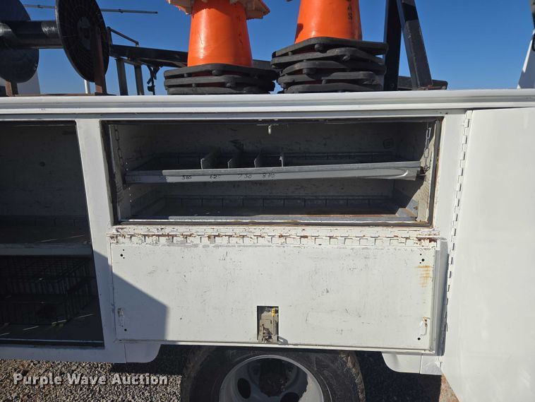 image for item ET1266 1997 Ford F350 bucket truck
