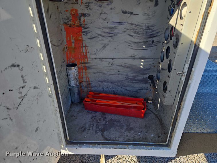 image for item ET1266 1997 Ford F350 bucket truck