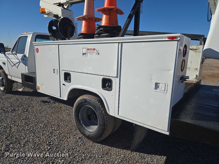 image for item ET1266 1997 Ford F350 bucket truck