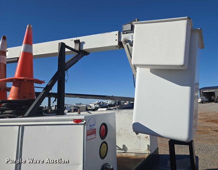 image for item ET1266 1997 Ford F350 bucket truck