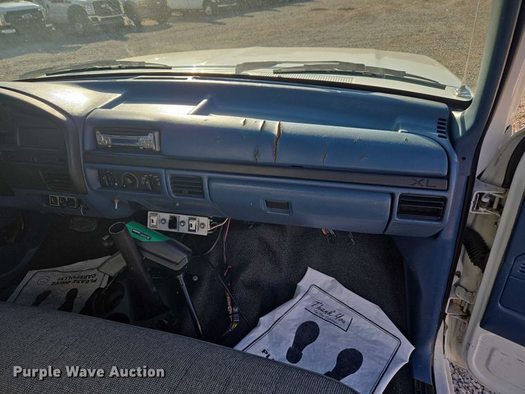 image for item ET1266 1997 Ford F350 bucket truck