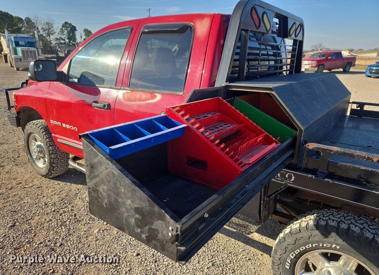 image for item ET1284 2006 Dodge Ram 3500 Ext. Cab flatbed pickup truck