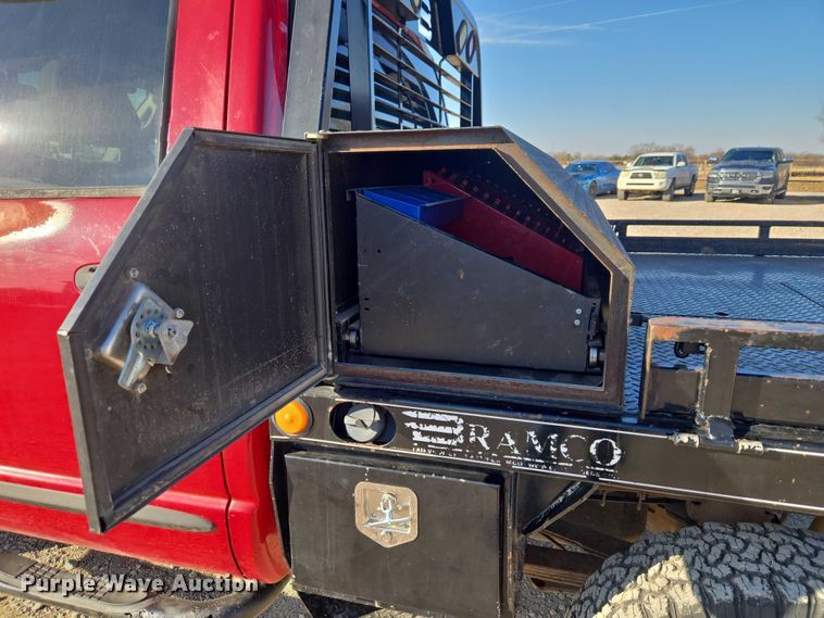 image for item ET1284 2006 Dodge Ram 3500 Ext. Cab flatbed pickup truck