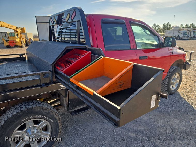 image for item ET1284 2006 Dodge Ram 3500 Ext. Cab flatbed pickup truck
